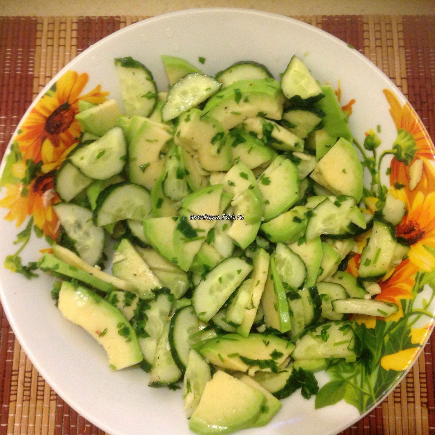 Салат с авокадо и огурцом